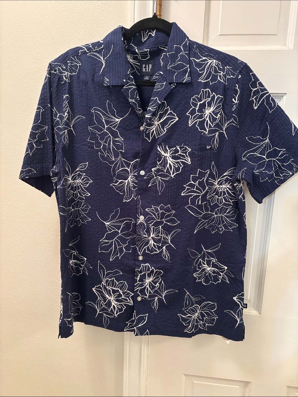 MENS GAP Medieval Blue Floral Button Down Shirt
100% Cotton